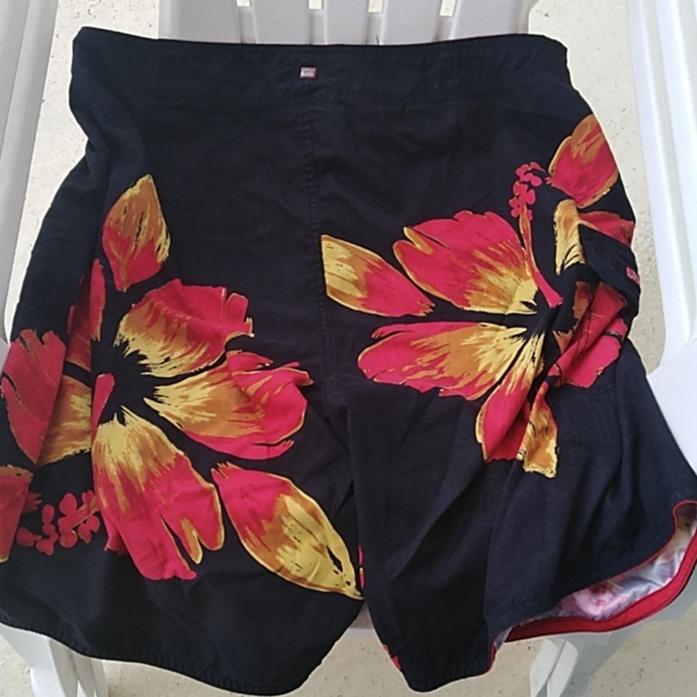 🏄 Quiksilver black red floral print board shorts